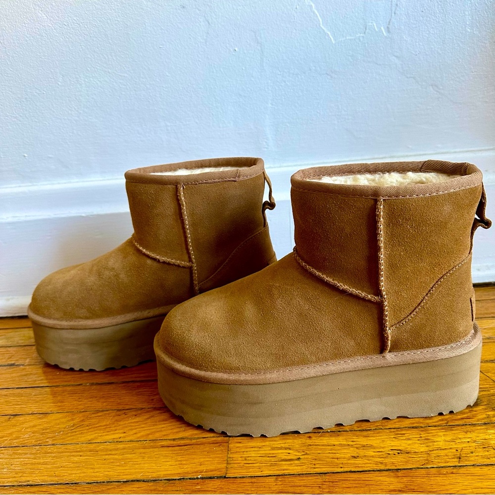 UGG Mini Platform Chestnut - SZ 6